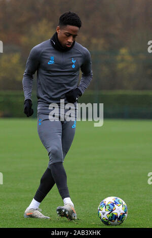 Enfield, London, UK. 25 Nov, 2019. Kyle Walker-Peters von Tottenham Hotspur in Aktion während der Ausbildung für das morgige Spiel der UEFA Champions League gegen Olympiakos. UEFA Champions League, Tottenham Hotspur FC Team Training an der Tottenham Hotspur Training Center in Enfield. Das Team Training vor der morgigen Match gegen Olympiakos Piräus sind. Dieses Bild dürfen nur für redaktionelle Zwecke verwendet werden. Nur die redaktionelle Nutzung, eine Lizenz für die gewerbliche Nutzung erforderlich. Keine Verwendung in Wetten, Spiele oder einer einzelnen Verein/Liga/player Publikationen. Credit: Andrew Orchard sport Fotografie/Alamy leben Nachrichten Stockfoto
