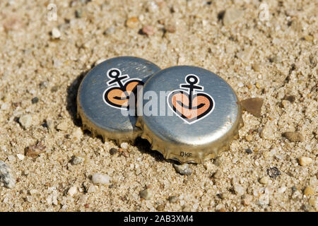 Zwei Astra-Kronkorken am Strand | Zwei Astra kronenkorken am Strand | Stockfoto