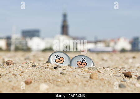 Zwei Astra-Kronkorken am Strand im Hamburger Hafen | Zwei Astra kronenkorken am Strand im Hamburger Hafen | Stockfoto