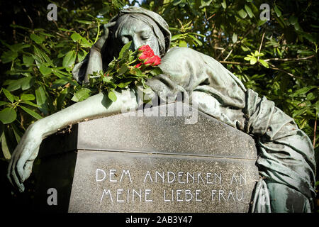 Statue einer Frau mit Rosen auf dem Ohlsdorfer Friedhof in Hamburg | Statue einer Frau mit Rosen auf dem Ohlsdorfer Friedhof in Hamburg | Stockfoto