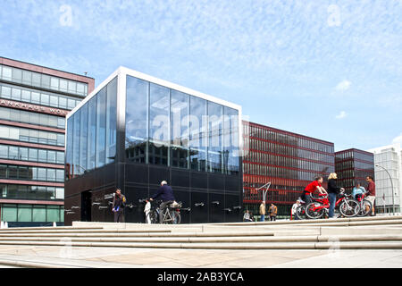 Bürogebäude und ein informationspavillon der Elbphilharmonie in der HafenCity | Bürogebäude und ein informationspavillon der Elbphilharmonie i Stockfoto