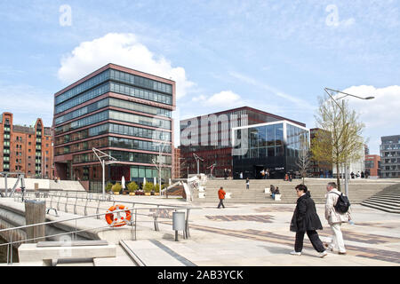 Bürogebäude und ein informationspavillon der Elbphilharmonie in der HafenCity | Bürogebäude und ein informationspavillon der Elbphilharmonie i Stockfoto