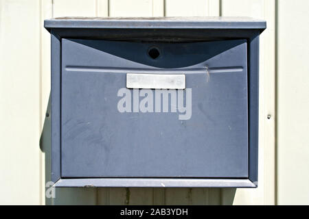 Ein besch‰digter Briefkasten ohne Schlofl | Eine beschädigte Mailbox ohne Schloss | Stockfoto