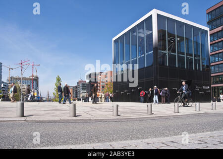 B'rogeb‰ude und Informationspavillon der Elbphilharmonie in der HafenCity | Bürogebäude und ein informationspavillon der Elbphilharmonie i Stockfoto