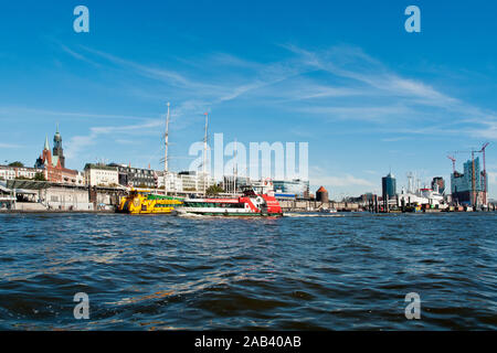 Blick auf die Landungsbrücken im Hamburger Hafen | Blick auf die Landungsbrücken im Hamburger Hafen | Stockfoto