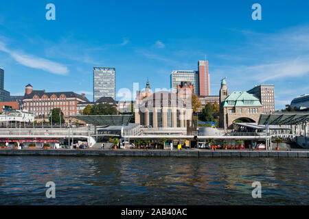 Blick auf die Landungsbrücken und dem Eingang zum Alten Elbtunnel | Blick auf die Pfeiler und dem Eingang zum Alten Elbtunnel | Stockfoto