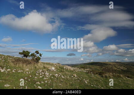 Blauer Himmel und Wolken über der Mendip Hills in Somerset, England, Großbritannien Stockfoto