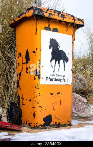 Müllton für Pferdeäpfel ein einem Strang an der Ostsee | Mülleimer für Pferd Äpfel auf einem Strand an der Ostsee | Stockfoto