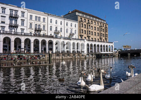 Blick in die Alsterarkaden in Hamburg | Blick auf die Alster Arkaden in Hamburg | Stockfoto