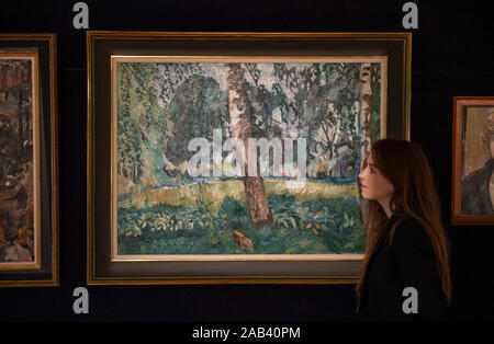 Bonhams, London, UK. 25. November 2019. Die russische Verkauf. Eine seltene Arbeiten von Natalia Gontscharowa (Russisch, 1881-1962), Landschaft Birken, führt Bonhams foto Anruf für die Russische Verkauf am Montag, den 25. November mit einer Schätzung £ 120.000 £ 150.000. Credit: Malcolm Park/Alamy Leben Nachrichten. Stockfoto