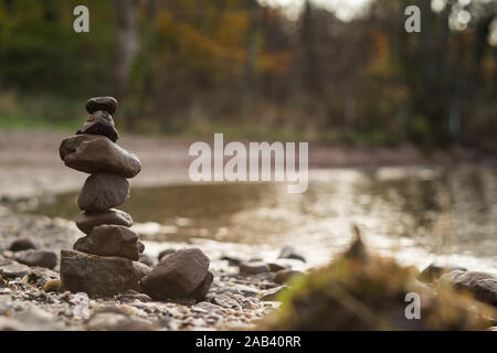 Eine kleine Cairn aus glatten Kieselsteine am Strand von Loch Lomond Schottland Stockfoto