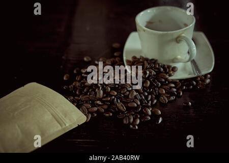 Heißer Schwarzer Kaffee im Glas und Arabien Kaffeebohnen auf dem Tisch Stockfoto