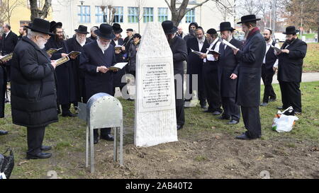 Prostejov, tschechische Republik. 25 Nov, 2019. Amerikanische Rabbi Louis Kestenbaum, 2. von links, und Tschechische Oberrabbiner Karol Sidon, Links, besuchen eine Installation neuer Grab von Prostejov Rabbi Horowitz, am 25. November 2019 in Prostejov, tschechische Republik. Credit: Ludek Perina/CTK Photo/Alamy leben Nachrichten Stockfoto