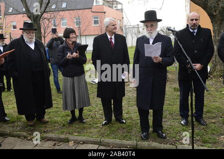 Prostejov, tschechische Republik. 25 Nov, 2019. Us-Botschafter Stephen B. König, Center, Amerikanische Rabbi Louis Kestenbaum, 2. von rechts, Tschechische Oberrabbiner Karol Sidon, Links, und Prostejov Bürgermeister Frantisek Jura, Recht, die Teilnahme an der Installation von neuen Grab von Prostejov Rabbi Horowitz, am 25. November 2019 in Prostejov, tschechische Republik. Credit: Ludek Perina/CTK Photo/Alamy leben Nachrichten Stockfoto