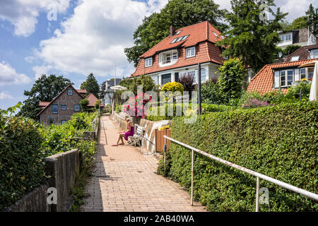 Wohnhäuser im malerischen Treppenviertel am Süllberg in Hamburg Blankenese | Häuser in der malerischen Gegend auf der Treppe Bezirk auf dem Süllberg in B Stockfoto