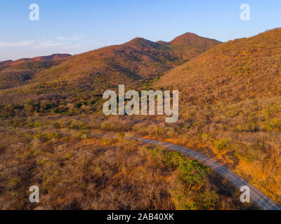 Ein Luftbild einer Straße, die zum Horizont in Simbabwe führt. Stockfoto