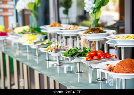 Eine köstliche Vorspeisen- und Salatbuffet mit verschiedenen Optionen in einem Restaurant oder Hotel. Stockfoto