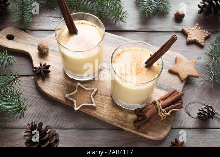 Eierlikör Weihnachten Drink mit geriebener Muskatnuss und Zimt sticks für Weihnachten und Winter. Stockfoto