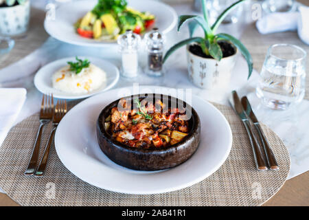 Eine köstliche würzige Hähnchen Auflauf mit Reis ist in einem eleganten Restaurant oder Hotel serviert. Stockfoto