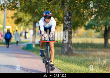 Junge Triathlet sportsman Reiten Fahrrad auf der Straße Stockfoto