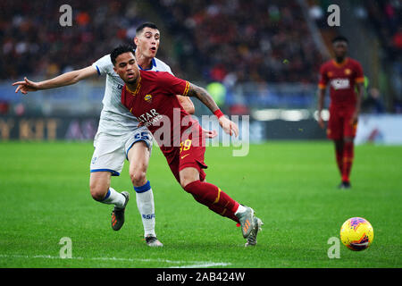 Dimitri Bisoli Brescia (L) und Justin Kluivert der Roma (R) in Aktion während der Italienischen Meisterschaft in der Serie A Fußballspiel zwischen AS Roma und Brescia Calcio am 24. November 2019 im Stadio Olimpico in Rom, Italien - Foto Federico Proietti/ESPA-Bilder Stockfoto