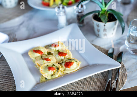 Eine leckere Ravioli ist in einem eleganten Restaurant oder Hotel serviert. Stockfoto