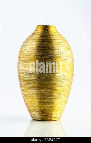 Goldene vase Dekoration auf isoliert weißer Hintergrund Stockfoto