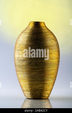 Goldene vase Dekoration auf isolierte Verlaufshintergrund Stockfoto