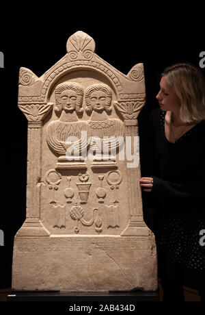 Bonhams, London, UK. 25. November 2019. Die Antiquitäten Verkauf. Eine römische Marmor Stele, Phrygien, datiert auf 173-174 N.CHR., Schätzung £ 10.000, 000. Credit: Malcolm Park/Alamy Leben Nachrichten. Stockfoto