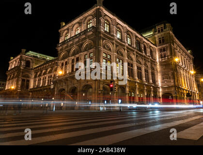 Ansicht der Staatsoper in Wien, Österreich während der Nacht. Strahlend blauen Himmel, eine leichte Wanderwege. Stockfoto