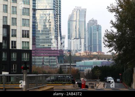 Istanbul. 25 Nov, 2019. Foto an November 25, 2019 zeigt eine neu erbaute Stadt, in Istanbul, Türkei. Den Optimismus der türkischen Regierung für eine wirtschaftliche Erholung inmitten hoher Inflation und wirtschaftliche Kontraktion seit Ende des letzten Jahres solide Grundlage fehlt, Analysten sagten, Warnung, dass das Jahr 2020 nachweisen konnte auch recht anspruchsvoll. Gehen MIT "Spotlight: die Türkei weit von der wirtschaftlichen Erholung" Credit: Xu Suhui/Xinhua/Alamy leben Nachrichten Stockfoto