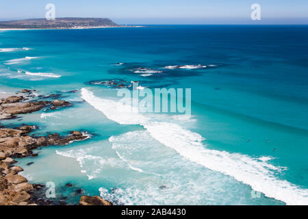 Luftaufnahme von Surfer am Strand von Noordhoek, Kapstadt Stockfoto