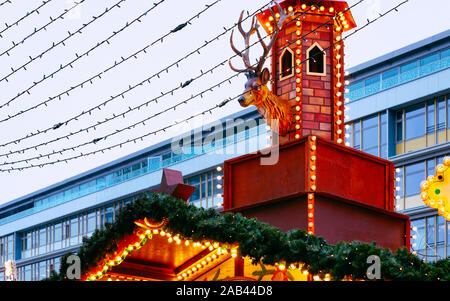 Dekoration zu Weihnachten Markt an der Kaiser-Wilhelm-Gedächtniskirche Berlin reflex Stockfoto