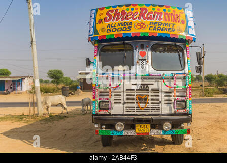 Vor einer traditionellen indischen Lkw im ländlichen Rajasthan, Indien Stockfoto