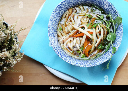 Hühnerbrühe mit Gemüse und Nudeln Pfannkuchen. Stockfoto