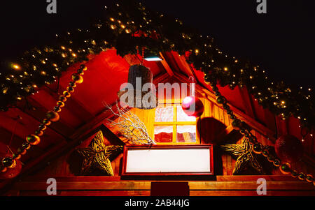 Stall mit Weihnachtsschmuck am Alexanderplatz reflex Stockfoto