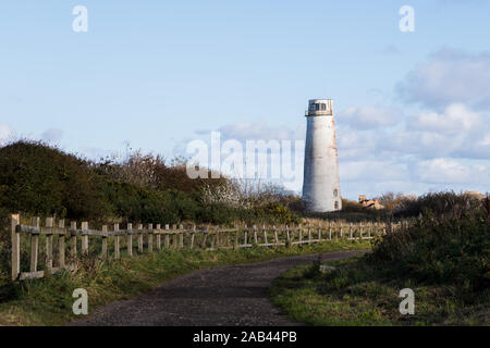 Ein Verbiegen der Weg in der Vorderseite des Leasowe Leuchtturm auf dem Wirral im November 2019 aufgenommen. Stockfoto