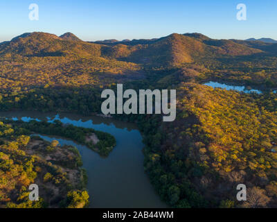 Ein Sonnenaufgang über dem Fluss Mazowe von einer Drohne aus gesehen. Stockfoto