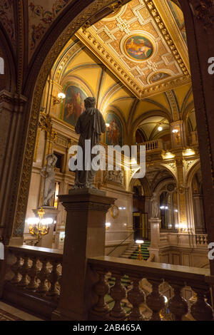 Wien, ÖSTERREICH - Oktober 2019: Einrichtung der Wiener Staatsoper. Wiener Staatsoper Treppen, freien und reichen Gold Interieur. Stockfoto