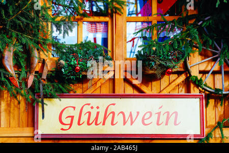 Glühwein Glühwein am Abend Weihnachtsmarkt Berlin reflex Stockfoto