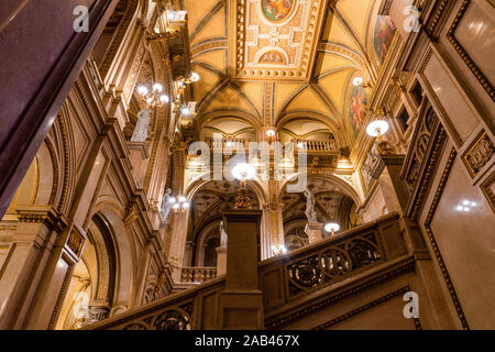 Wien, ÖSTERREICH - Oktober 2019: Einrichtung der Wiener Staatsoper. Wiener Staatsoper Treppen, freien und reichen Gold Interieur. Stockfoto