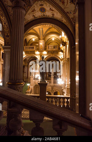 Wien, ÖSTERREICH - Oktober 2019: Einrichtung der Wiener Staatsoper. Wiener Staatsoper Treppen, freien und reichen Gold Interieur. Stockfoto
