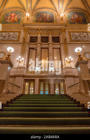 Wien, ÖSTERREICH - Oktober 2019: Einrichtung der Wiener Staatsoper. Wiener Staatsoper Treppen, freien und reichen Gold Interieur. Stockfoto