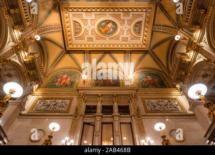 Wien, ÖSTERREICH - Oktober 2019: Einrichtung der Wiener Staatsoper. Wiener Staatsoper Treppen, freien und reichen Gold Interieur. Stockfoto