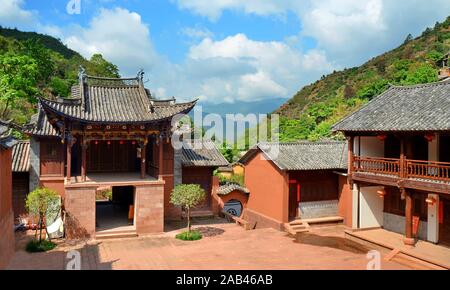 Traditionelles Theater im Dorf Nuodeng, Provinz Yunnan, China. 04-27-2016 Stockfoto