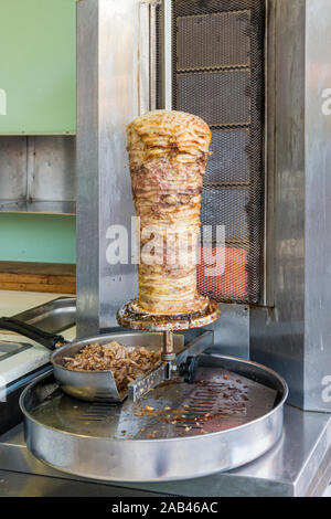 Gyros-Spieß drehen durch eine vertikale Masthähnchen in Griechenland Stockfoto