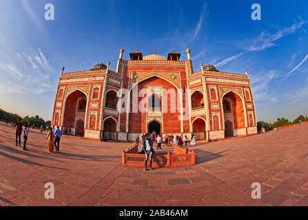 Berühmtes Humayuns Grab in Delhi, Indien. Es ist das Grab des Mogul-Kaiser Humayun.es wurde 1569-70 von Humayuns Sohn Akbar in Auftrag gegeben und designiert Stockfoto