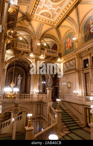 Wien, ÖSTERREICH - Oktober 2019: Einrichtung der Wiener Staatsoper. Wiener Staatsoper Treppen, freien und reichen Gold Interieur. Stockfoto