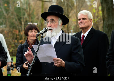 Prostejov, tschechische Republik. 25 Nov, 2019. Us-Botschafter Stephen B. König, rechts, und amerikanische Rabbi Louis Kestenbaum, Mitte, besuchen eine Installation neuer Grab von Prostejov Rabbi Horowitz, am 25. November 2019 in Prostejov, tschechische Republik. Credit: Ludek Perina/CTK Photo/Alamy leben Nachrichten Stockfoto