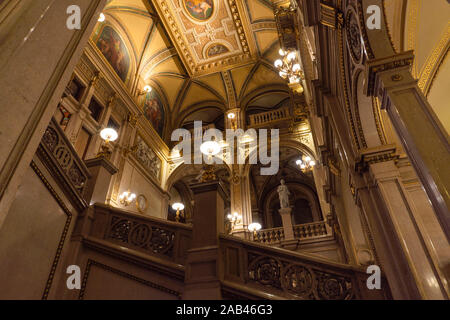 Wien, ÖSTERREICH - Oktober 2019: Einrichtung der Wiener Staatsoper. Wiener Staatsoper Treppen, freien und reichen Gold Interieur. Stockfoto